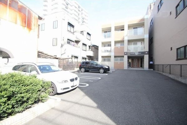 プリムローズマンションの駐車場