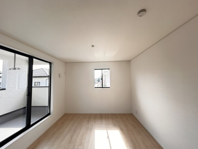 【Cradle garden】宇都宮市中久保 第3 全2棟の洋室|〇1号棟・2階7.5帖洋室〇
大きめなベッドもラクラク設置可能なゆとりある洋室☆
バルコニー付きなので、朝日を浴びて快適な1日を始められます！
※2026年7月撮影