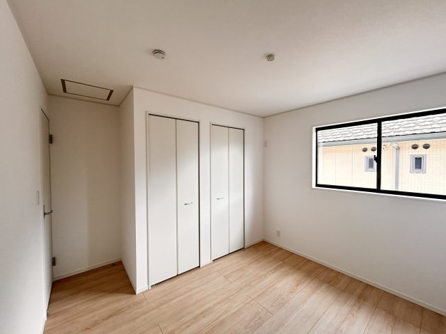 【Cradle garden】宇都宮市中久保 第3 全2棟の洋室|〇1号棟・2階5.7帖洋室〇
ひとり時間を楽しむのにちょうどいいサイズ感♪
2階ならではの眺望も毎日の暮らしに彩りを添えてくれます。
※2026年7月撮影