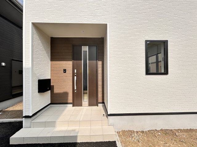 【Cradle garden】宇都宮市中久保 第3 全2棟の玄関|〇1号棟　玄関アプローチ〇
防犯に欠かせないインターホンと、中身をしっかり守るダイヤル式ポストを標準完備！
入居したその日から、安全でストレスのない快適な生活が始まります☆
※2026年7月撮影