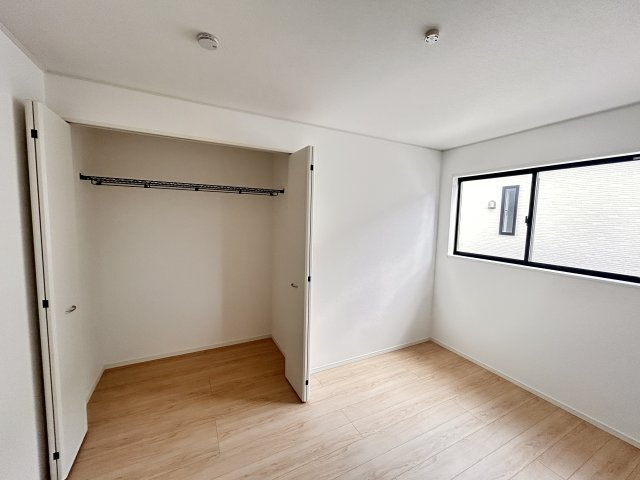 【Cradle garden】宇都宮市中久保 第3 全2棟の収納|〇2号棟・2階6帖洋室①〇
全居室便利な収納付き☆しっかり収納して、すっきりとお部屋を使えます。暮らしにちょうどいい収納力です！
※2026年7月撮影