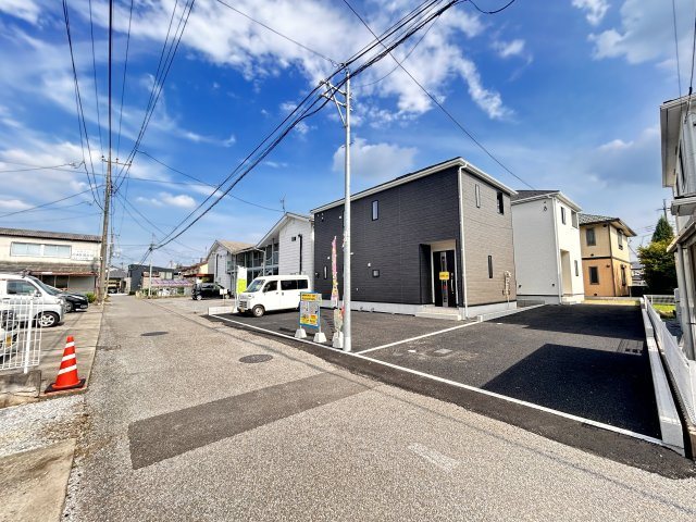 【Cradle garden】宇都宮市中久保 第3 全2棟の前面道路含む現地写真|〇前面道路〇
通り抜け車両が少なく、驚くほど静かな住環境。
小さなお子様やペットのいるご家庭も、家の前での飛び出し不安が少なく、落ち着いた毎日を過ごせます☆
※2026年7月撮影