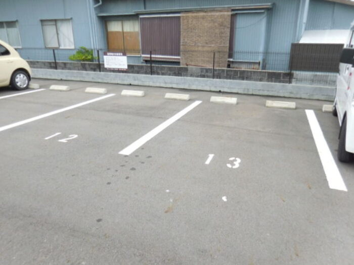 プレミアージュの駐車場