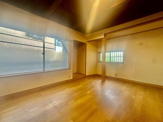甲子園口5丁目の洋室|ベランダに面した、2面採光の洋室