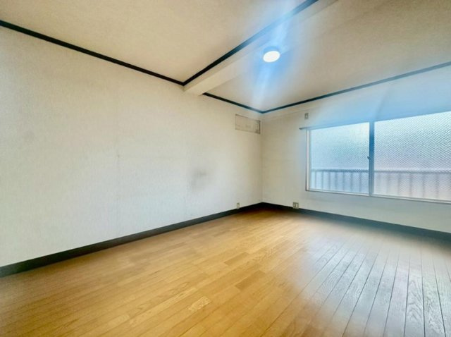 甲子園口5丁目の洋室|2面採光・収納付き6帖洋室