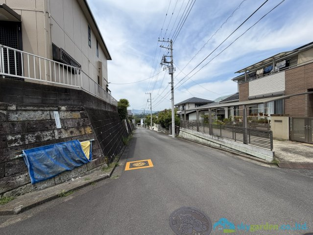 二宮町富士見が丘1丁目　中古戸建の前面道路含む現地写真