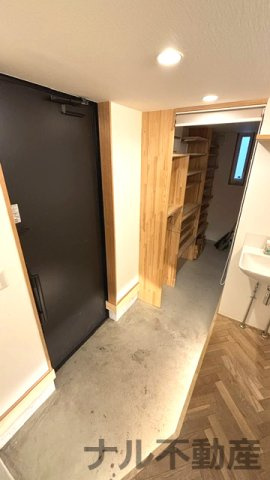 豊中市千里園3丁目　貸家の玄関|収納もある玄関です