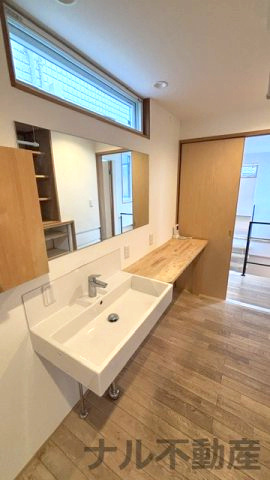 豊中市千里園3丁目　貸家の洗面所|明るい洗面所です