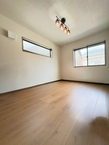 長岡京市東神足２丁目の洋室|約6.5帖。2面採光で明るい居室です！
