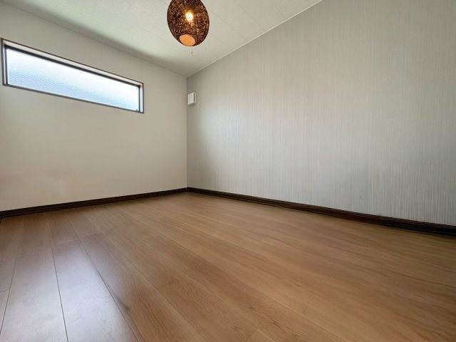 長岡京市東神足２丁目の洋室|約6.8帖の洋室。広々としていて、主寝室等にぴったりです！