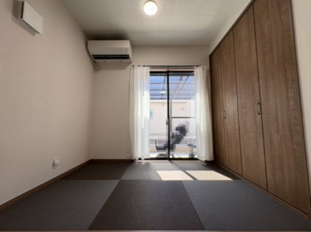 【商談中】長岡京市東神足２丁目の居間・リビング|LDKには物入があり、散らかりがちなおもちゃ等を整理整頓することができます！