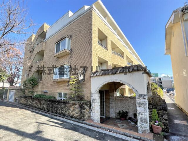 武蔵野市関前５丁目の賃貸マンションのエントランス
