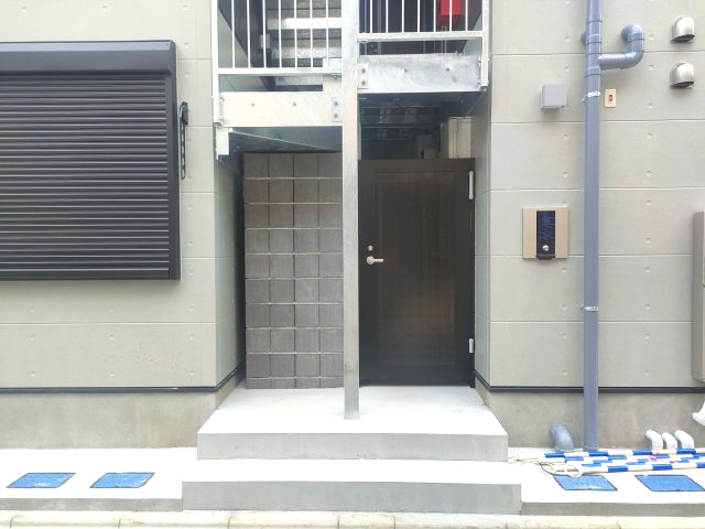 江戸川区松島４丁目のアパートのエントランス