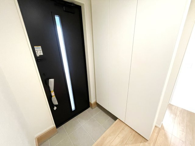 【玄関】 | ふじみ野市上福岡3丁目　新築一戸建住宅　全2棟　(ふじみ野店) | たっぷり収納でき、玄関周りの清潔を保つことができるシューボックス。