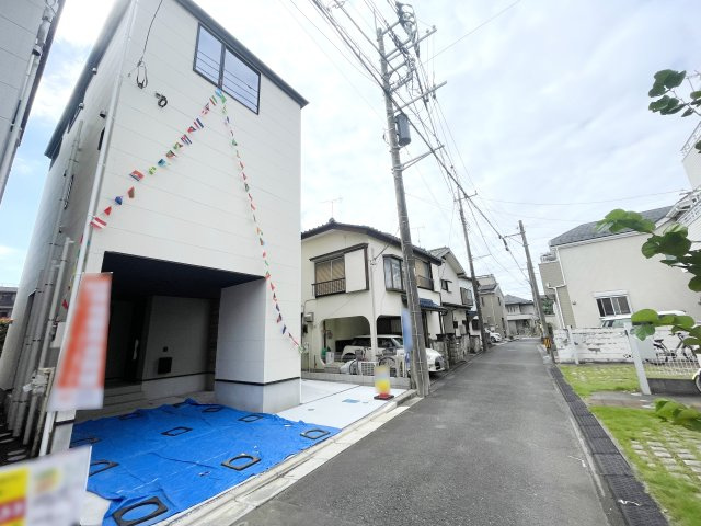 【前面道路含む現地写真】 | ふじみ野市上福岡3丁目　新築一戸建住宅　全2棟　(ふじみ野店) | 東武東上線「上福岡」駅徒歩9分！生活施設が徒歩10分圏内に揃う便利な周辺環境。のどかな住宅街の雰囲気も感じ取れる快適なお住まいです。