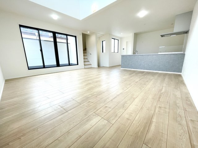 【居間・リビング】 | ふじみ野市上福岡3丁目　新築一戸建住宅　全2棟　(ふじみ野店) | LDK20.7帖×上部吹抜けの開放感あふれる心地よいリビング。床暖房を採用し、住みよい快適な造りを実現。