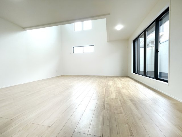 【居間・リビング】 | ふじみ野市上福岡3丁目　新築一戸建住宅　全2棟　(ふじみ野店) | LDK20.7帖×上部吹抜けの開放感あふれる心地よいリビング。床暖房を採用し、住みよい快適な造りを実現。