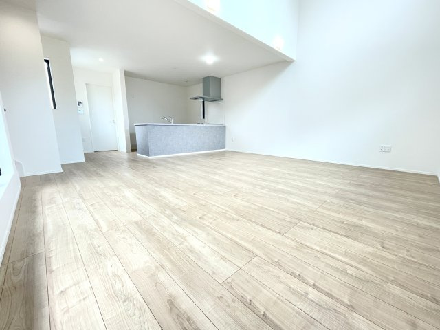 【居間・リビング】 | ふじみ野市上福岡3丁目　新築一戸建住宅　全2棟　(ふじみ野店) | LDK20.7帖×上部吹抜けの開放感あふれる心地よいリビング。床暖房を採用し、住みよい快適な造りを実現。