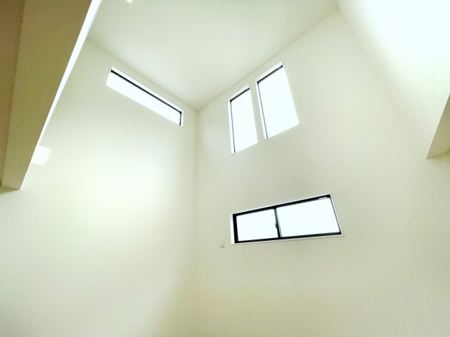 【居間・リビング】 | ふじみ野市上福岡3丁目　新築一戸建住宅　全2棟　(ふじみ野店) | 光が差し込む吹抜け。広々と感じ取れる家族だけのプライベート空間。