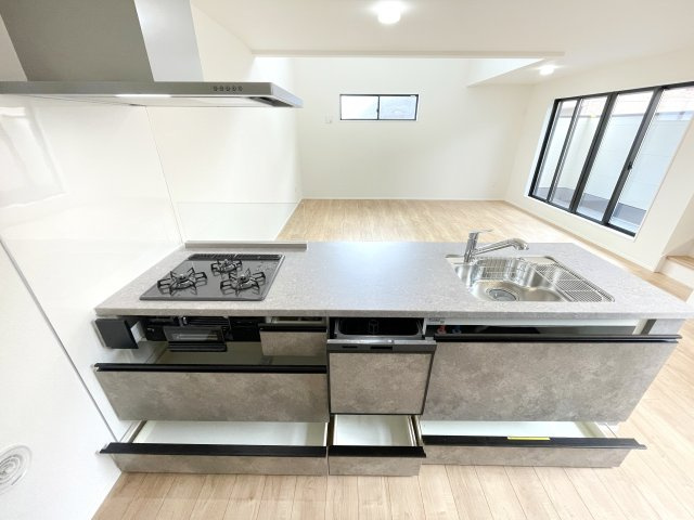 【キッチン】 | ふじみ野市上福岡3丁目　新築一戸建住宅　全2棟　(ふじみ野店) | 食器洗浄乾燥機、浄水器付きの便利なシステムキッチン。