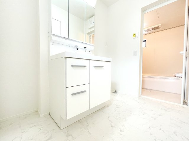 【洗面所】 | ふじみ野市上福岡3丁目　新築一戸建住宅　全2棟　(ふじみ野店) | 三面鏡洗面台は身支度がしやすく、収納機能にも優れ大変便利です。