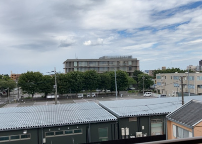 【展望】 | ダイアパレス相模原中央 | 4階部分からの眺望は前面に遮るものがなく開放感に恵まれています。南東向きのバルコニーからは心地よい風と陽光が差し込み、毎日の暮らしに彩りを与えてくれます。現地にて実際の眺めをご確認ください。