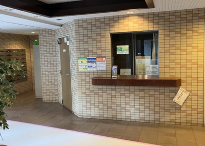 【エントランス】 | ダイアパレス相模原中央 | ダイアパレス相模原中央のエントランスは、住む方の安全を守るオートロックシステムを導入済みです。宅配ボックスも設置されており、不在時の荷物受け取りもスムーズに行える便利な共用部です。