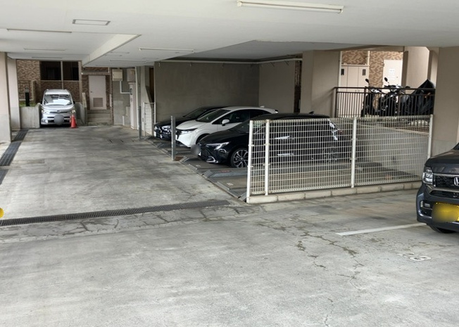 【駐車場】 | ダイアパレス相模原中央 | 敷地内には月額11,000円でご利用いただける自走式・平面駐車場をご用意しております。車の出し入れがしやすく日々の移動も快適です。空き状況や車種のサイズに関しては事前にお問い合わせください。
