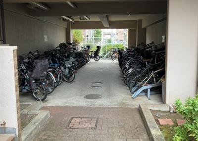 【駐輪場】 | ダイアパレス相模原中央 | 敷地内には屋根付きの駐輪場やバイク置場が整備されています。通勤や通学、日々のお買い物で自転車を利用される方にも安心の環境です。空き区画や使用料の詳細については事前にお確かめください。