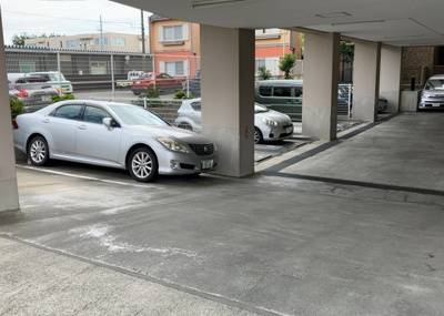 【駐車場】 | ダイアパレス相模原中央 | 敷地内駐車場は出し入れがスムーズな平面タイプです。月額料金は11,000円となっており、お車をお持ちのご家庭にも嬉しい環境。現地見学時に駐車スペースの広さや周辺道路の道幅も併せてご確認いただけます。