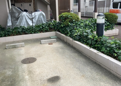 【中庭】 | ダイアパレス相模原中央 | 建物敷地内はきれいに清掃・管理が行き届いており、居住者の憩いの場となっています。巡回管理体制により共用部も良好な状態が保たれており、安心してお過ごしいただける住環境が整っています。