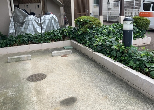 【中庭】 | ダイアパレス相模原中央 | 建物敷地内はきれいに清掃・管理が行き届いており、居住者の憩いの場となっています。巡回管理体制により共用部も良好な状態が保たれており、安心してお過ごしいただける住環境が整っています。