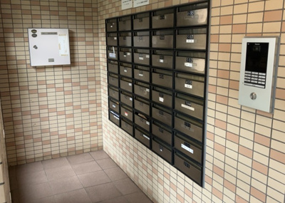 【設備】 | ダイアパレス相模原中央 | エントランス近くに配置された集合郵便受けです。整然と管理されており、住民の皆様が安心して利用できる共用設備です。ダイヤル鍵などセキュリティにも配慮されているか現地でご確認ください。
