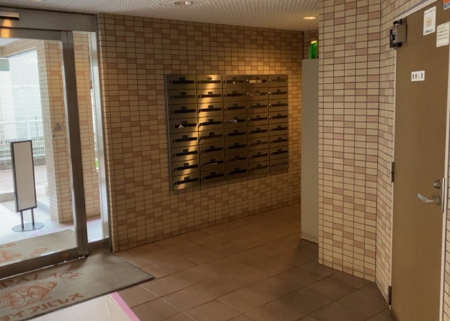 【ロビー】 | ダイアパレス相模原中央 | 共用部分は住民同士の憩いや待ち合わせに利用できる落ち着いた空間です。大規模修繕工事を2023年8月に完了しており、建物全体が大切に維持管理されています。細かな雰囲気は現地でご覧ください。
