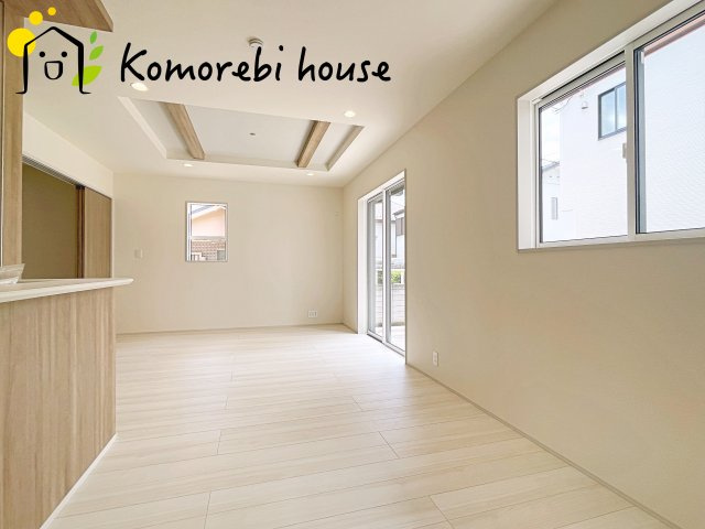上尾市今泉2丁目　新築一戸建て　ブルーミングガーデン　03の居間・リビング|ゆったりとした居間です