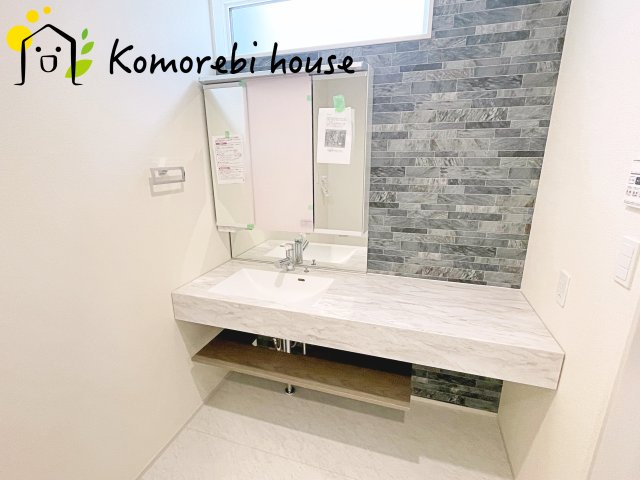 上尾市今泉2丁目　新築一戸建て　ブルーミングガーデン　03の独立洗面台|独立洗面台あり、毎朝おしゃれに忙しい女性の方におすすめです