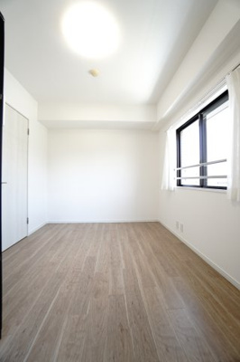 【洋室】 | 【上質リノベ】藤和ハイタウン天満町 | 【洋室約6.0帖】
どんな家具や敷物でも部屋に馴染みやすく、
コーディネートがし易そうですね。
配置も柔軟に対応できるので身の回りの整理もし易い！
自分好みの空間に出来そうですね！