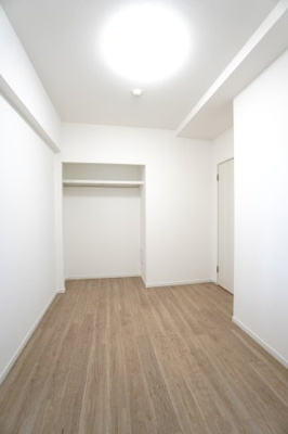 【洋室】 | 【上質リノベ】藤和ハイタウン天満町 | 【サービスルーム約5.1帖】
子供部屋をコーディネート
このぐらいの広さがあれば、 お子さんの好きな色やモチーフを使ったコーディネートで
勉強もお片付けも全部楽しいお気に入りの空間にしていけそうですね