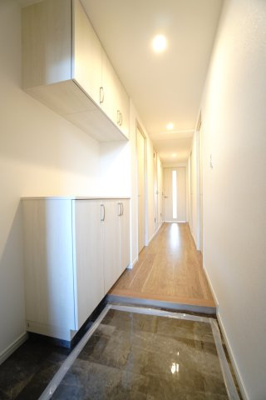 【玄関】 | 【上質リノベ】藤和ハイタウン天満町 | 【玄関ホール】
人を迎え入れる最初の場所だからこそ、
清潔感があり纏まった空間にして頂ける様に
ニッチ風シューズBOXを設置。
照明はオートライト。消し忘れや
出入りが暗くならなく済みます！