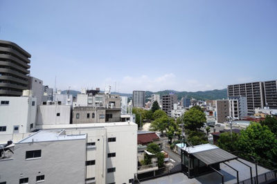 【展望】 | 【上質リノベ】藤和ハイタウン天満町 | 【四季を感じる】
四季の移ろい・爽やかな青空や風を感じられ
自然を愉しめるパノラマビュー。
毎日の暮らしに余裕を感じさせてくれる、
遮る物の無い開放的な眺望を是非、ご堪能ください。