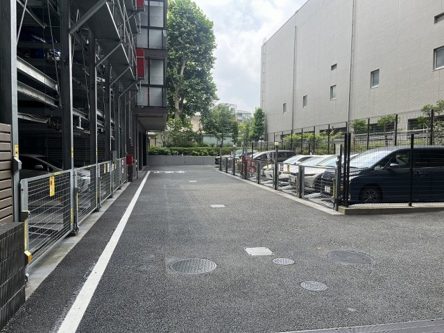 ウエリス新宿早稲田の森の駐車場