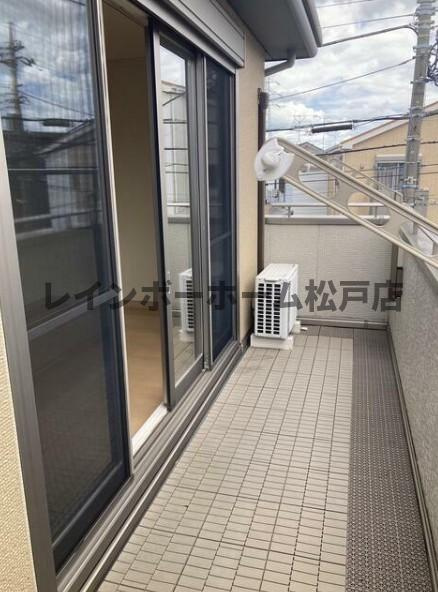 流山市向小金２丁目のアパートのバルコニー