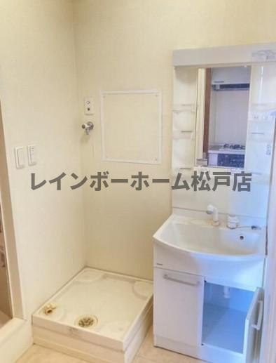流山市向小金２丁目のアパートの洗面所