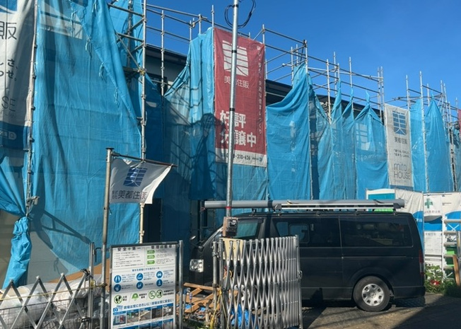【前面道路含む現地写真】 | 住宅用の土地では前面道路に2m以上接していなければならないと法律で定められています。しかし、お持ちの車のサイズやライフスタイルなどにより、2mでは利便が悪い場合もございますので、事前に確認しましょう。