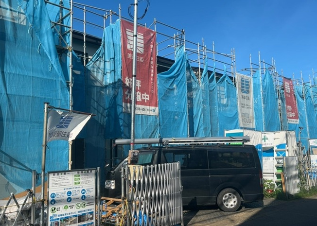【前面道路含む現地写真】 | お持ちの車種によっては前面道路が広い方が便利でしょう。しかし、前面道路が広ければその分交通量が多くなるため、騒音などが気になる場合があります。実際に現地を見学し、周辺交通量や騒音などを確認しましょう！