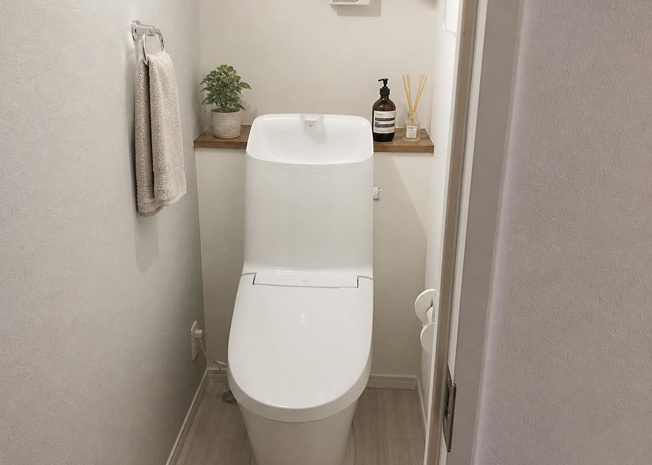 【トイレ】 | 清潔感漂うトイレは快適な温水洗浄便座を標準装備しています。1階と2階の2ヶ所に設置されているため、朝の忙しい時間帯もご家族で混雑せず安心です。お手入れもしやすく日常の衛生面をしっかり保てます。