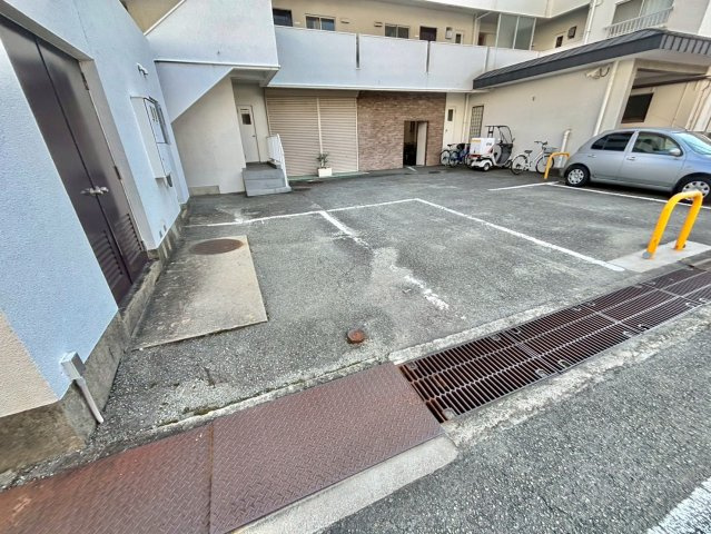 ハッピーコート駅南大路の駐車場