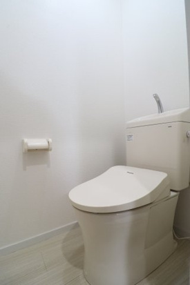 グレースコーポ湯の坂のトイレ|落ち着いた色調のトイレです