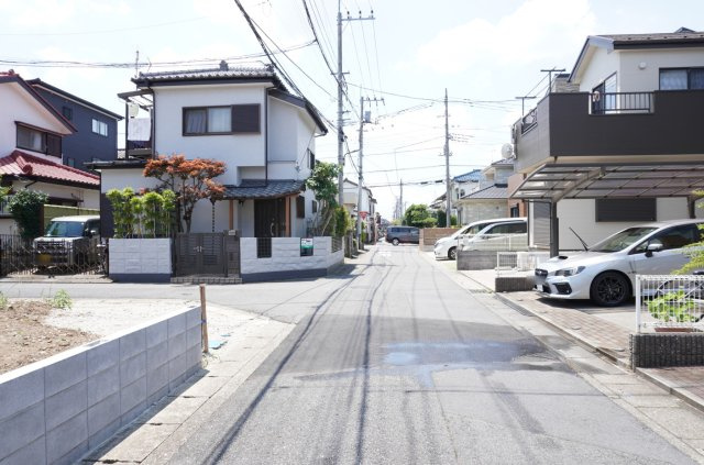 草加市青柳8丁目 新築分譲住宅の前面道路含む現地写真