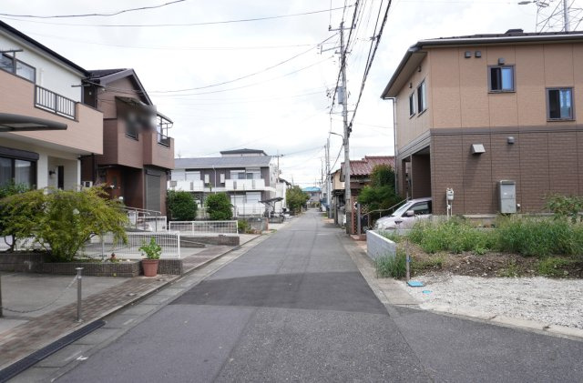 草加市青柳8丁目 新築分譲住宅の前面道路含む現地写真